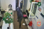 Кража сейфа с 12 миллионами рублей из офиса продуктовой базы в Подмосковье попала на видео