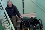 Стало известно о вынужденном ползать по подъезду ветеране СВО