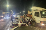 Гробы с телами разлетелись из грузовика после аварии на российской трассе