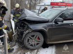 Mercedes сломал столб на Московской