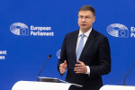Еврокомиссар пообещал не отменять антироссийские санкции вслед за американцами