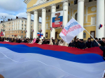 На Театральной площади в Калуге развернули большой триколор в честь Дня защитника Отечества
