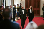 Трамп высмеял противников еженедельных отчетов мемом с Губкой Бобом