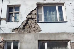 Жители аварийного дома в российском селе испугались проснуться под завалами