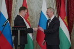 Владислав Шапша вручил паспорт еще одному экс-жителю Германии