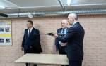 Владислав Шапша взял в руки винтовку