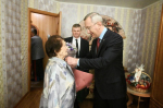 Владислав Шапша вручил медаль кировчанке-долгожительнице