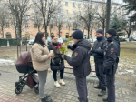 В центре Калуги полицейские дарили женщинам цветы