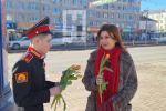 Теплые слова и цветы сегодня дарили женщинам в центре Калуги