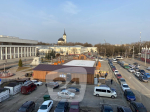 Каток на Старом Торге начал превращаться в парковку