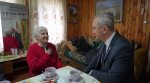 Владислав Шапша вручил ветерану юбилейную медаль