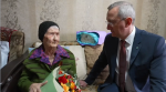 Владислав Шапша вручил медаль труженице тыла из Сухиничей