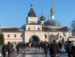 Тысячи верующих приехали проститься со старцем Илием в Оптину пустынь