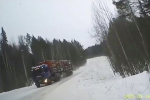 В России груженый лесовоз всмятку раздавил легковушку и попал на видео