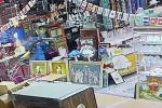 Мужчина с выставки в Москве украл макет пулемета Дегтярева и попал на видео