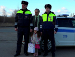Калужские инспекторы ДПС спасли маму с ребенком от агрессивной собаки