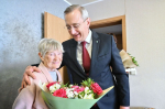 Жительнице блокадного Ленинграда в Козельске вручили медаль к 80-летию Победы