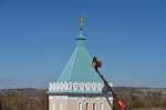Деревянного ангела в Оптиной пустыни сменил металлический