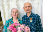 Шапша вручил медаль к 80-летию Победы ветерану Георгию Абакумову