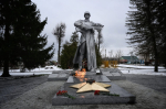 Владислав Шапша возложил цветы к Вечному огню в Жиздре