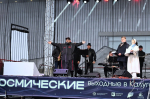 Режиссер Игорь Угольников по традиции разбил тарелку на открытии кинофестиваля в Калуге