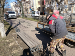 На улице Кирова началась замена лавок