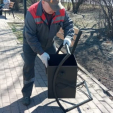 На площади Победы заменили лавки и урны