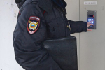 Сотрудница УФСИН устроила дома вечеринку и разбила бутылку о голову участкового