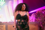 Экстремально похудевшая рэперша Lizzo вышла на сцену в прозрачном наряде