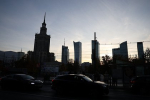 Жители европейского города приклеили себя к мосту в знак протеста