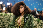 Рэперша Карди Би в наряде с глубоким декольте стала гостьей Met Gala