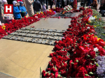 Калужане несут цветы к Вечному огню на площади Победы