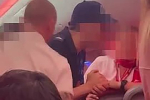 Пассажир обозлился на стюардесс, устроил пьяный дебош и был выгнан с рейса