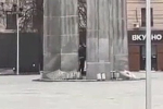 В российском городе-герое мигрант помочился на Вечный огонь и попал на видео