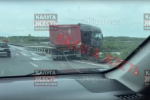 Грузовик протаранил ограждения моста через Оку