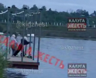 Топят как котят: уничтожение прокатных самокатов подростками в Калуге попало на видео