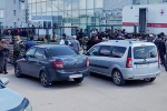 Сотни мигрантов окружили здание в российском городе и попали на видео