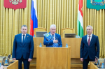 Губернатор Владислав Шапша и председатель Заксобрания Геннадий Новосельцев вручили знаки отличия Николаю Сафонову