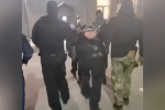 Сотрудники МВД и ФСБ вывели из кафе подозреваемого по делу о теракте в российском регионе