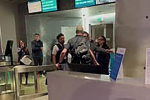Пассажир устроил истерику после отказа в посадке на рейс и попал на видео