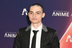 Известный своими локонами актер «Очень странных дел» вышел в свет с короткой стрижкой