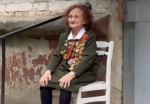 Калужские школьники песней во дворе поздравили ветерана ВОВ со 100-летним юбилеем