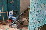 Россиянка оставила коляску с восьмимесячной дочерью возле двери соседей ради пива