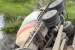 В Ленобласти упавшая с моста в реку бетономешалка попала на видео