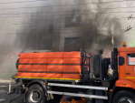 Более 50 пожарных пытаются потушить возгорание склада на улице Глаголева