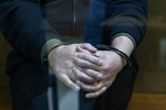 Пристававшего к детям во дворе россиянина обвинили еще в двух преступлениях