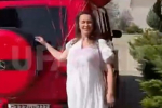 Россиянин подарил супруге на выписку из роддома набитый розами красный Mercedes