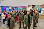 Толпа охранников плотно окружила Зеленского во время покупки книги «Убить тирана»