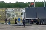 Попытку местных жителей сбить взлетающие из фуры дроны камнями показали на видео