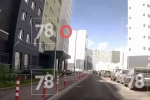 Россиянин возомнил себя снайпером, открыл стрельбу из окна и попал на видео